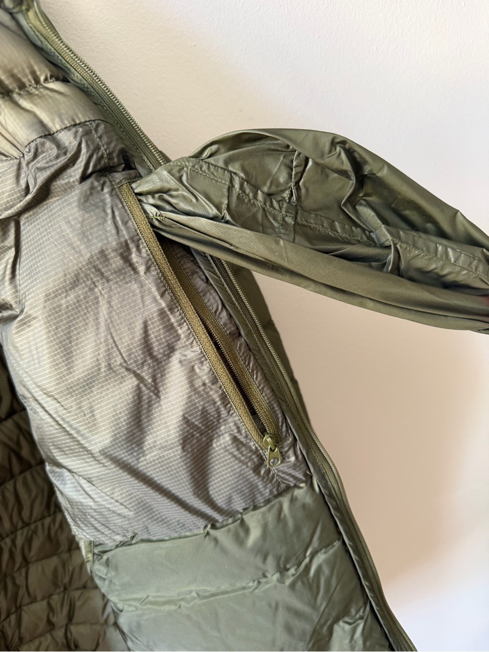 Arc'teryx Women’s Olive Green Hooded Lightweight Puffer Jacket - Picture 3 of 8